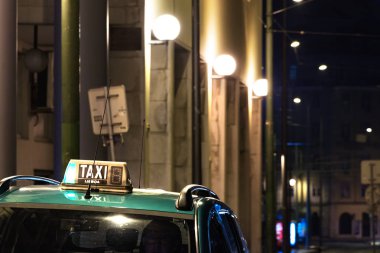 Lizbon'da gece çatıda taksi tabelası.