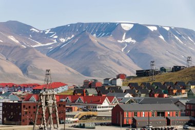 Longyearbyen yaz aylarında yol boyunca renkli ahşap evler.