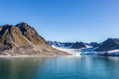 Spitsbergen adalarındaki Smeerenburg körfezi ve buzullarının görünümü, Svalbard, Norveç.