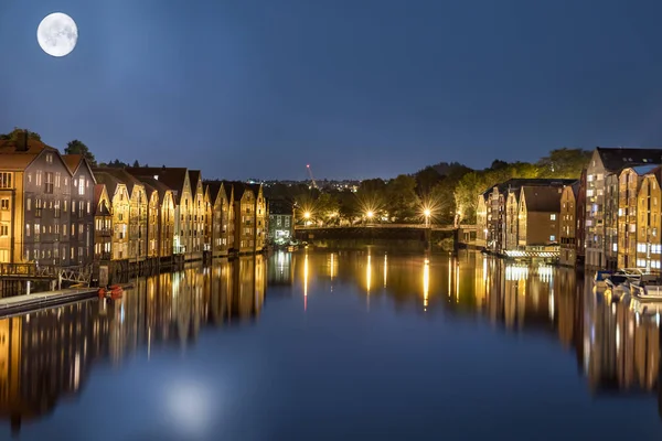 A cidade velha de Trondheim e o rio Nidelva . — Fotografia de Stock