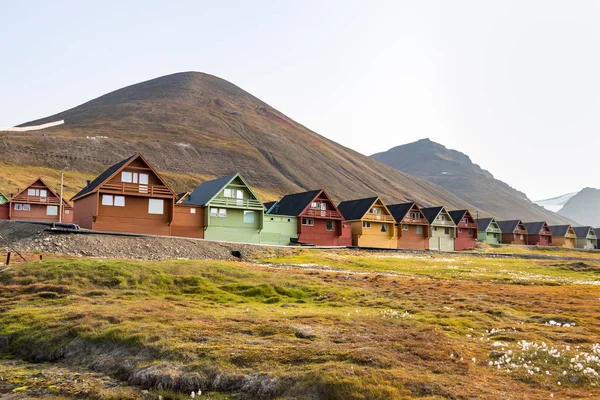Bunte Holzhäuser entlang der Straße im Sommer bei longyearbyen. — Stockfoto