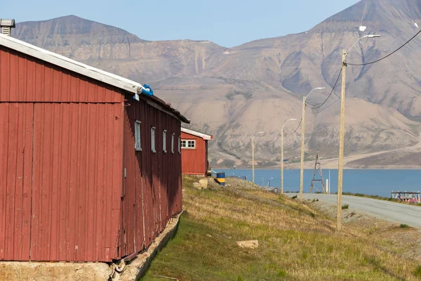 Красочные дома вдоль дороги в летнее время в Longyearbyen . — стоковое фото