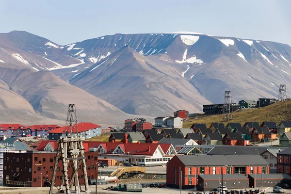 Casas de madeira coloridas ao longo da estrada no verão em Longyearbyen . — Fotografia de Stock