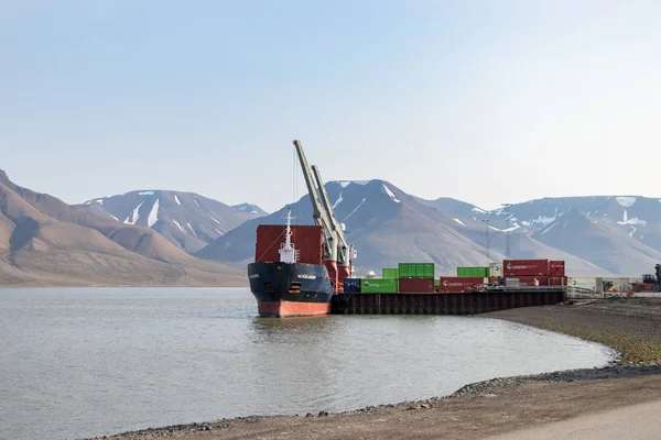 El puerto de Longyearbyen en el río Longyearelva, Svalbard . — Foto de Stock