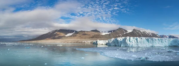 O glaciar Monacobreen em Liefdefjord, Svalbard, Noruega . — Fotografia de Stock