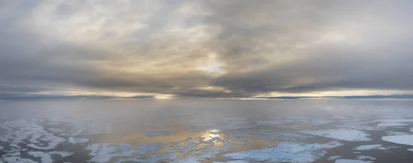 Borde de hielo a 82 41.01 grados al norte de Svalbard . —  Fotos de Stock