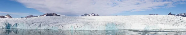 7月14日の氷河のパノラマビュー または夏にノルウェーのスヴァルバールでFjortendeジュリブリーンと14ジュリブクタとして知られている — ストック写真