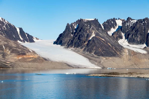 Widok Zatokę Smeerenburg Lodowce Wyspach Spitsbergen Svalbard Norwegia — Zdjęcie stockowe