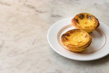 İki pasteis - Portekiz pastel de nata.