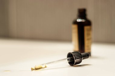 Sıvı dökülen damlalık, iç.