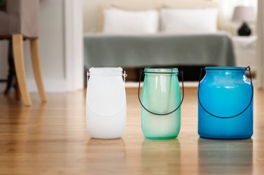 Ahşap zeminde üç kavanoz.