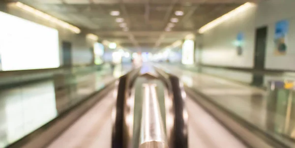 Verschwommener Flughafen-Hintergrund mit Passagierband. — Stockfoto