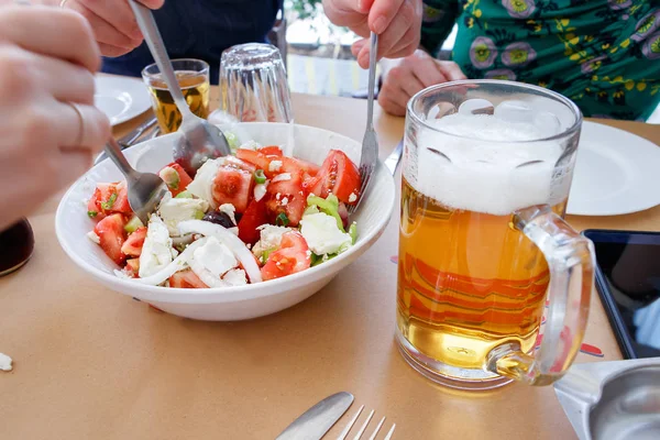 Horiatiki Griekse salade en bier. — Stockfoto