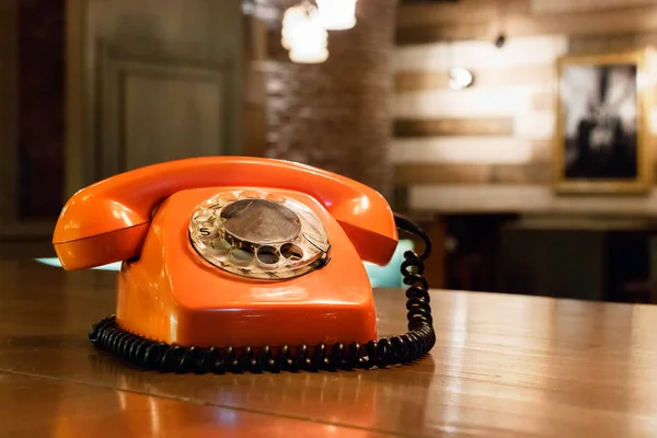 Bir barda Vintage turuncu telefon. — Stok fotoğraf