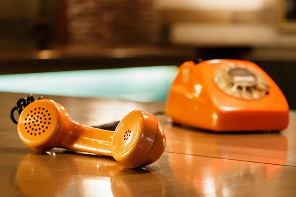 Turuncu bir vintage telefon yakışıklı. — Stok fotoğraf