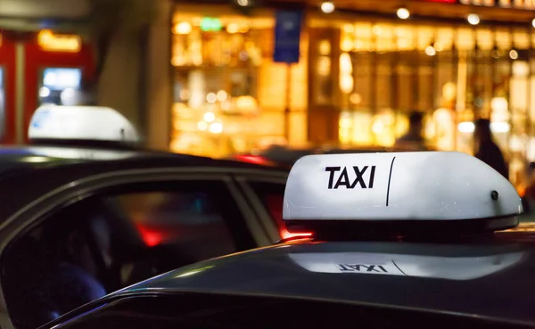 Táxi branco iluminado sinal telhado . — Fotografia de Stock