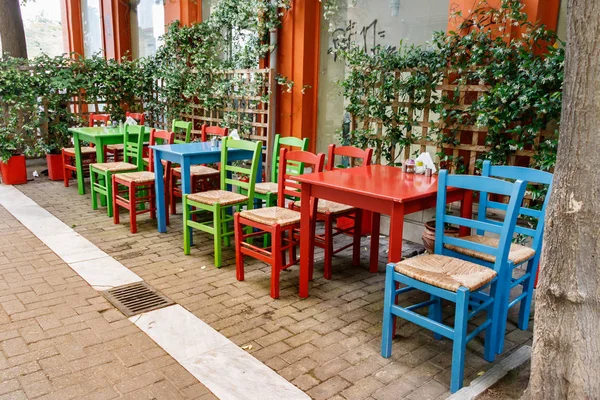 Tables et chaises en bois à l'extérieur . — Photo