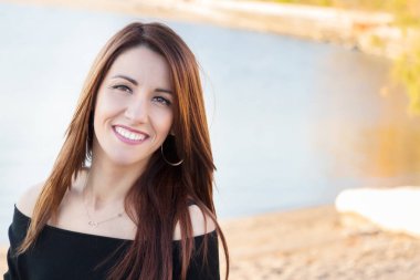 açık havada gülümseyen kadın portresi.