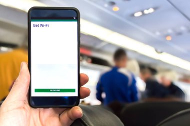 Uçuş hizmeti wi fi ile internete bağlı cep telefonu.