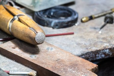 Yüzüklü tahta halka kıskacı.