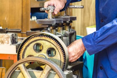 Yahudi laminatör makinesi kullanan bir kuyumcu. 