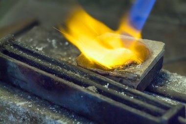 Seramik tencerede kuyumcu eritme gümüş.