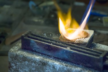 Seramik tencerede kuyumcu eritme gümüş.