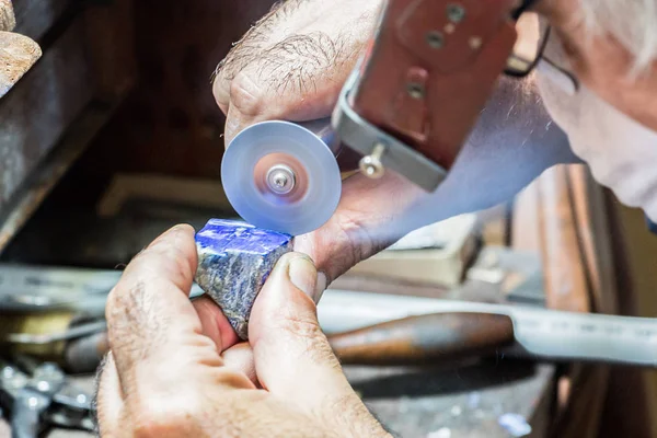 Joalheiro gravura diamantes em um anel . — Fotografia de Stock