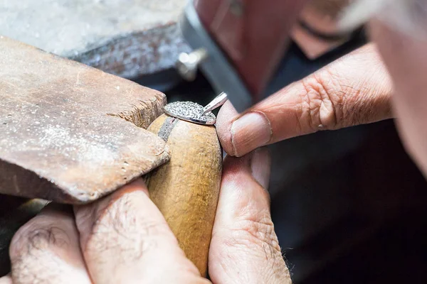 Gioielliere incisione diamanti su un anello . — Foto Stock