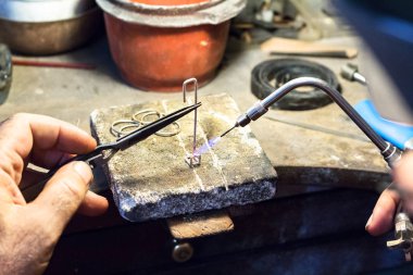 Kuyumcu bir gaz kullanarak - oksijen kaynak meşale.