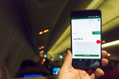 Bir havayolu wifi uygulaması ile Wi Fi'a bağlı akıllı telefon.