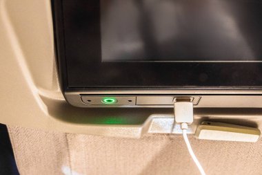 Ekonomi sınıfında Uçuş ekranında USB soketi.