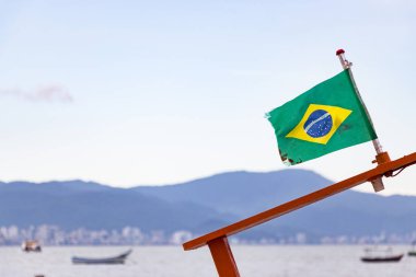 Porto Belo, Brezilya'da bir ihale teknenin üstünde bozulmuş küçük Brezilya bayrağı.