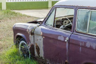 Terk edilmiş bir arabanın ön görünümü ve direksiyonu.