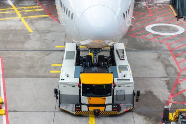 Jumbo jet Uçak pushback.