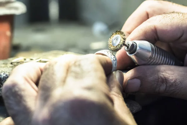 Jweler usando uma escova de fio de cobre com um eixo flex . — Fotografia de Stock