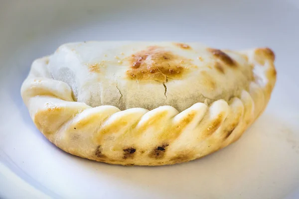 Uma empanada em um prato, Argentina . — Fotografia de Stock