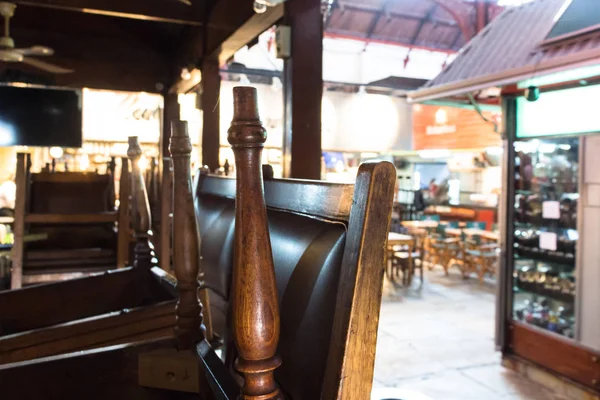 Gesloten restaurant met stoelen ondersteboven op de Mercado del Puerto, — Stockfoto