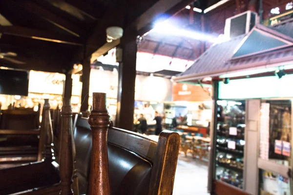 Restaurant fermé avec chaises à l'envers au Mercado Del Puerto , — Photo