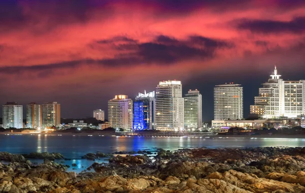 La ciudad de Punta Del Este por la noche, Uruguay . — Foto de Stock