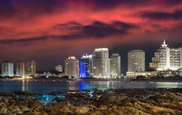 Die stadt punta del este bei nacht, uruguay. — Stockfoto