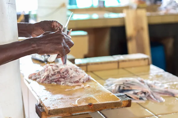 Préparation du poisson frais à vendre au marché aux poissons de Bridgetown . — Photo