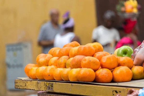 Grupo de laranjas em um carrinho de madeira . — Fotografia de Stock