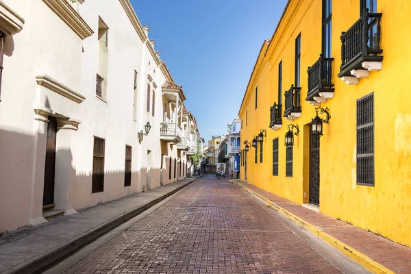 Calle vieja Estilo colonial en Cartagena, Colombia . —  Fotos de Stock