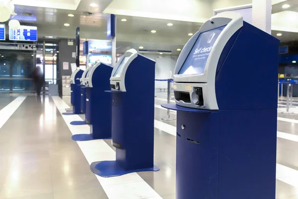 Flughafen Auto-Check-in-Automat auf einem griechischen Flughafen. — Stockfoto