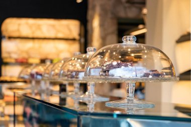 Pasta cam çanbir fırın mağaza içinde tezgahüzerine yerleştirilen bir satırcam çan.