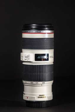 Larissa, Yunanistan - 17 Nisan 2019: Bir Canon lens Ef 70-200 f4 Siyah üzerinde izole mi (görüntü sabitleyici).