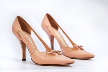 Pembe pompalar ayakkabı bir çift beyaz üzerinde izole ön bir papyon ile yüksek.