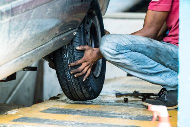 Galle, Sri Lanka'da bir arabanın tekerleğini değiştiren lastik tamircisi.