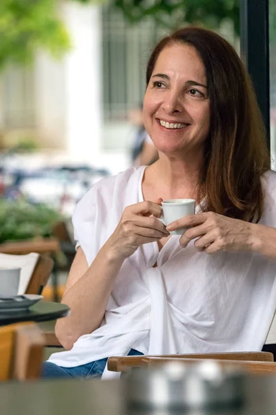 Bir Kadın Portresi Yaşında Gülümseyen Açık Havada Oturan Espresso Kahve — Stok fotoğraf